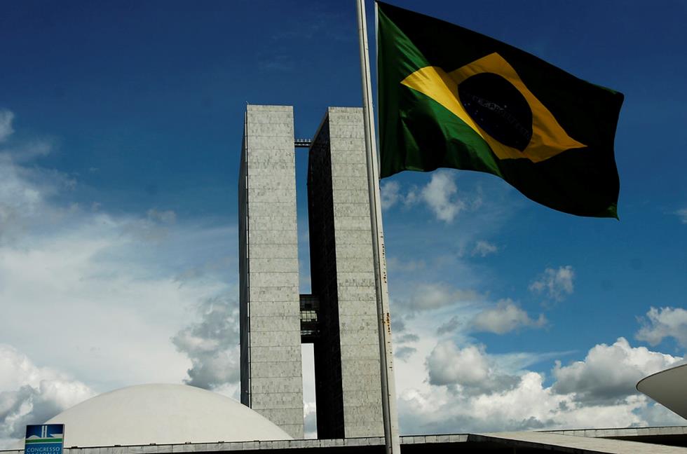 Senado aprova redução do ICMS sobre combustíveis, energia elétrica, serviços de telecomunicações e de transporte público