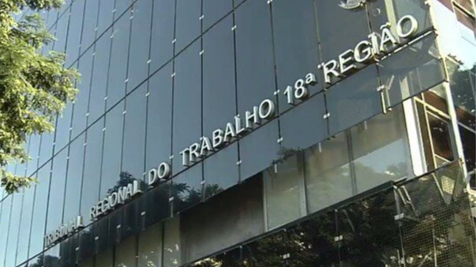 Dispensa por justa causa de recepcionista que xingava pacientes em clínica médica