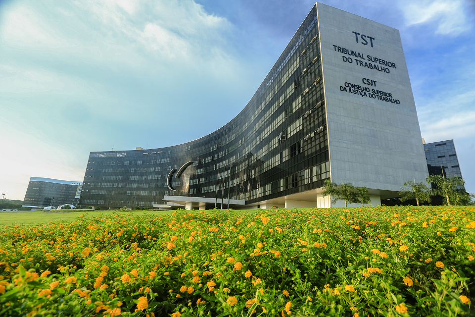 Jurisprudência do TST estipula compensação de R$100 mil por danos morais coletivos devido ao assédio relacionado a condutas antissindicais