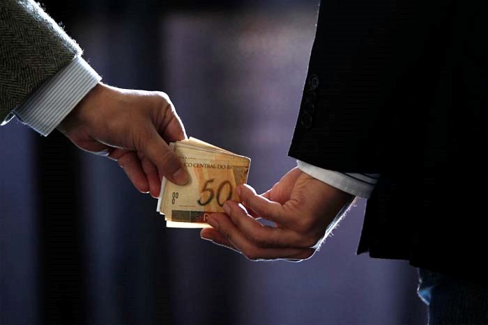 Auxiliar financeiro e office-boy condenados por desvio de recursos da empresa